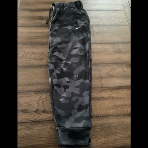 Nike black camo 7/8 fleece pants size medium
